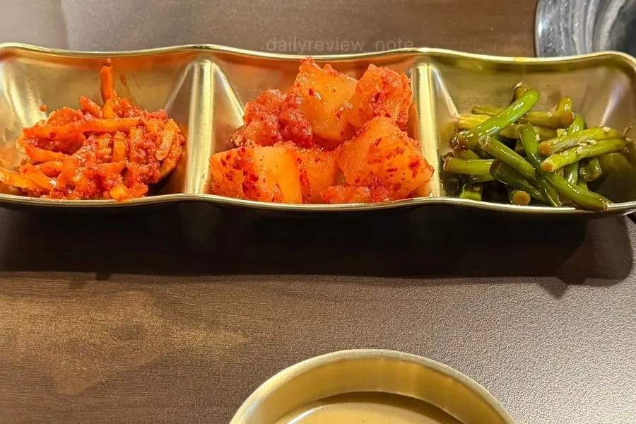 깍두기 무말랭이 마늘종과 고기 소스
