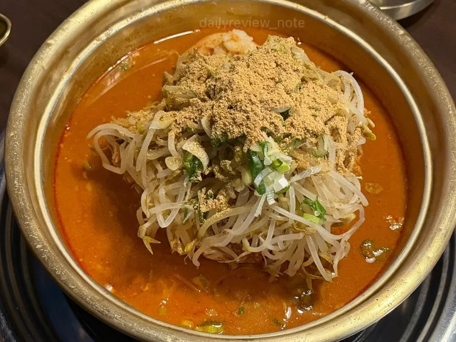 감자전골과 곁들인 기본 반찬