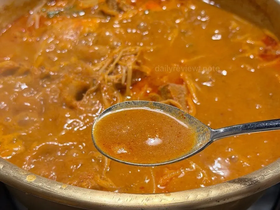 숙주와 들깨가 올라간 끓는 감자전골