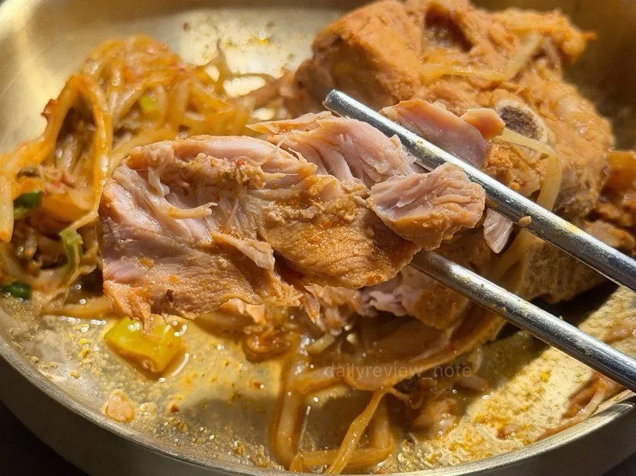 살이 넉넉하게 붙은 감자전골 뼈고기