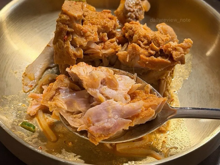 앞접시에 담은 감자전골 뼈고기