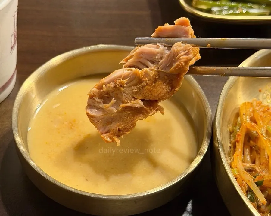 숙주와 함께 먹는 부드러운 뼈고기