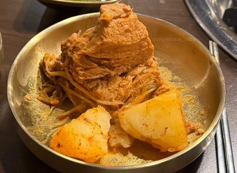 고소한 소스에 찍어 먹는 뼈고기