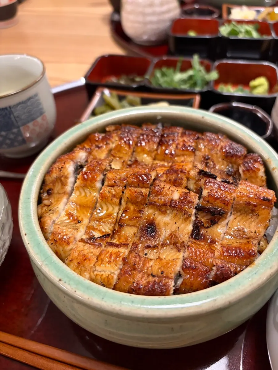 Eel rice bowl and side dishes