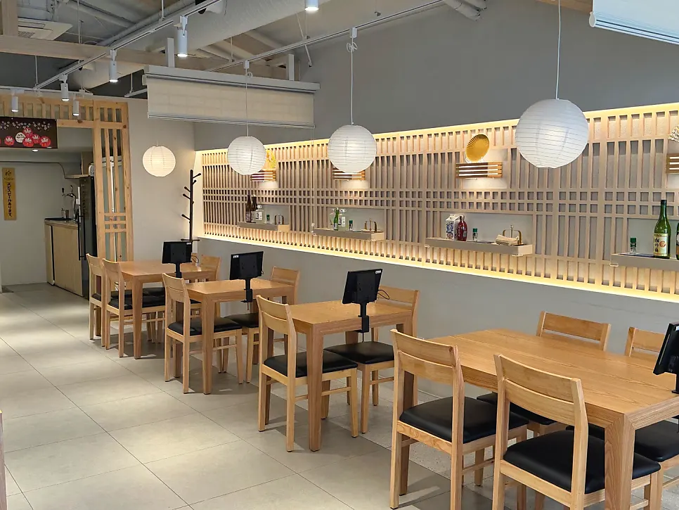 Unagiwa interior showing table spacing