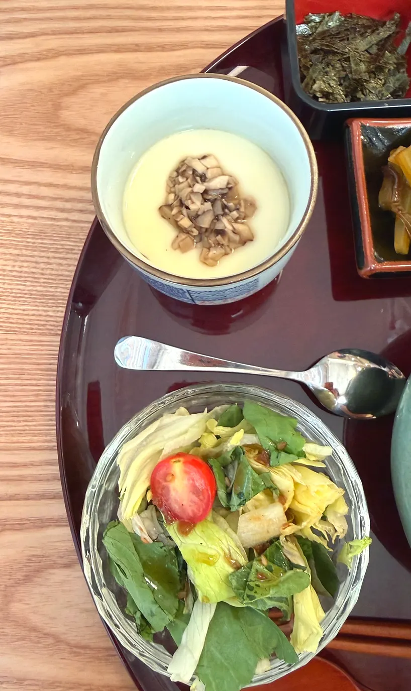 Eel rice bowl with side dishes and steamed egg
