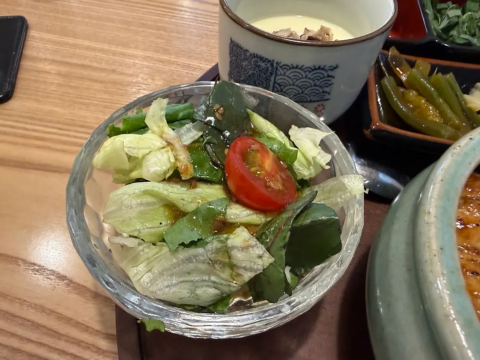 직화 장어 한 마리가 담긴 히츠마부시 상 상차림