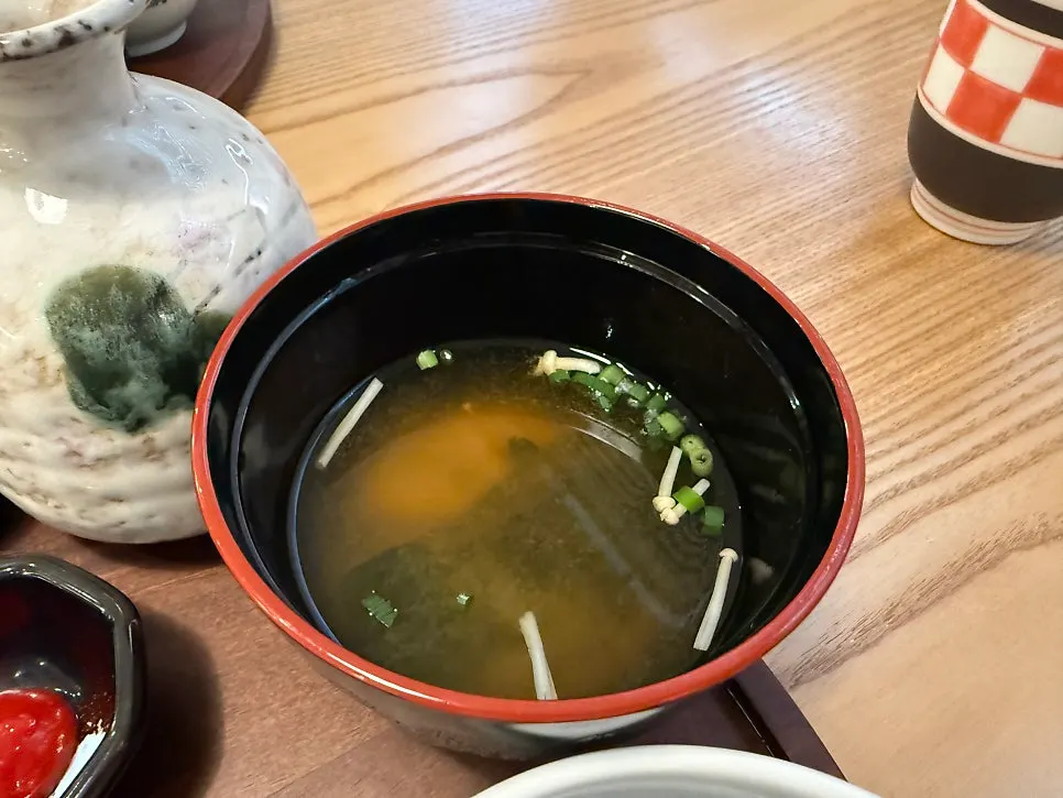 샐러드와 미소된장국이 함께 나온 장어덮밥 한 상