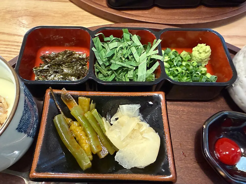김과 쪽파, 깻잎, 와사비 곁들임 접시