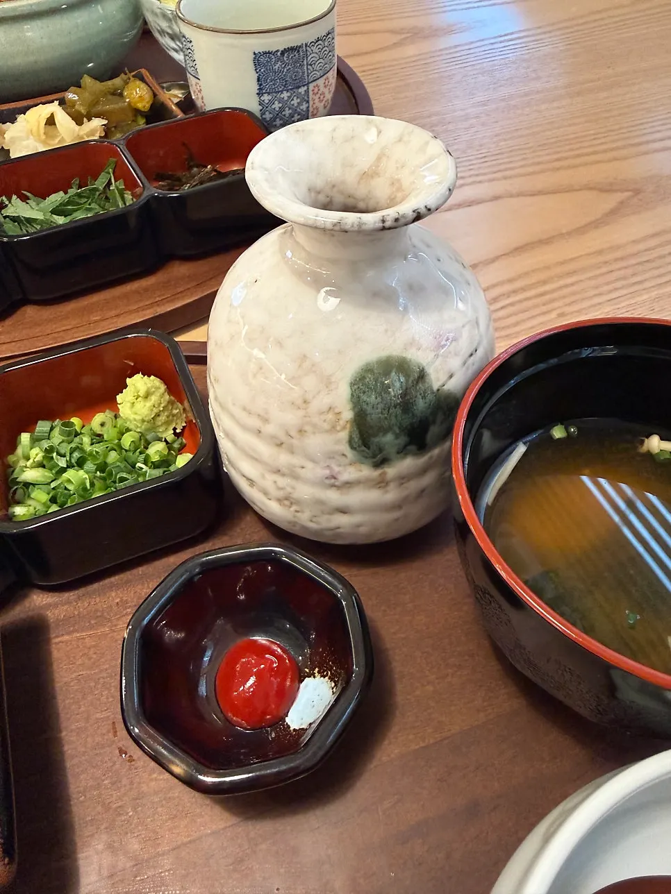 곁들임을 올려 맛을 바꾼 장어덮밥