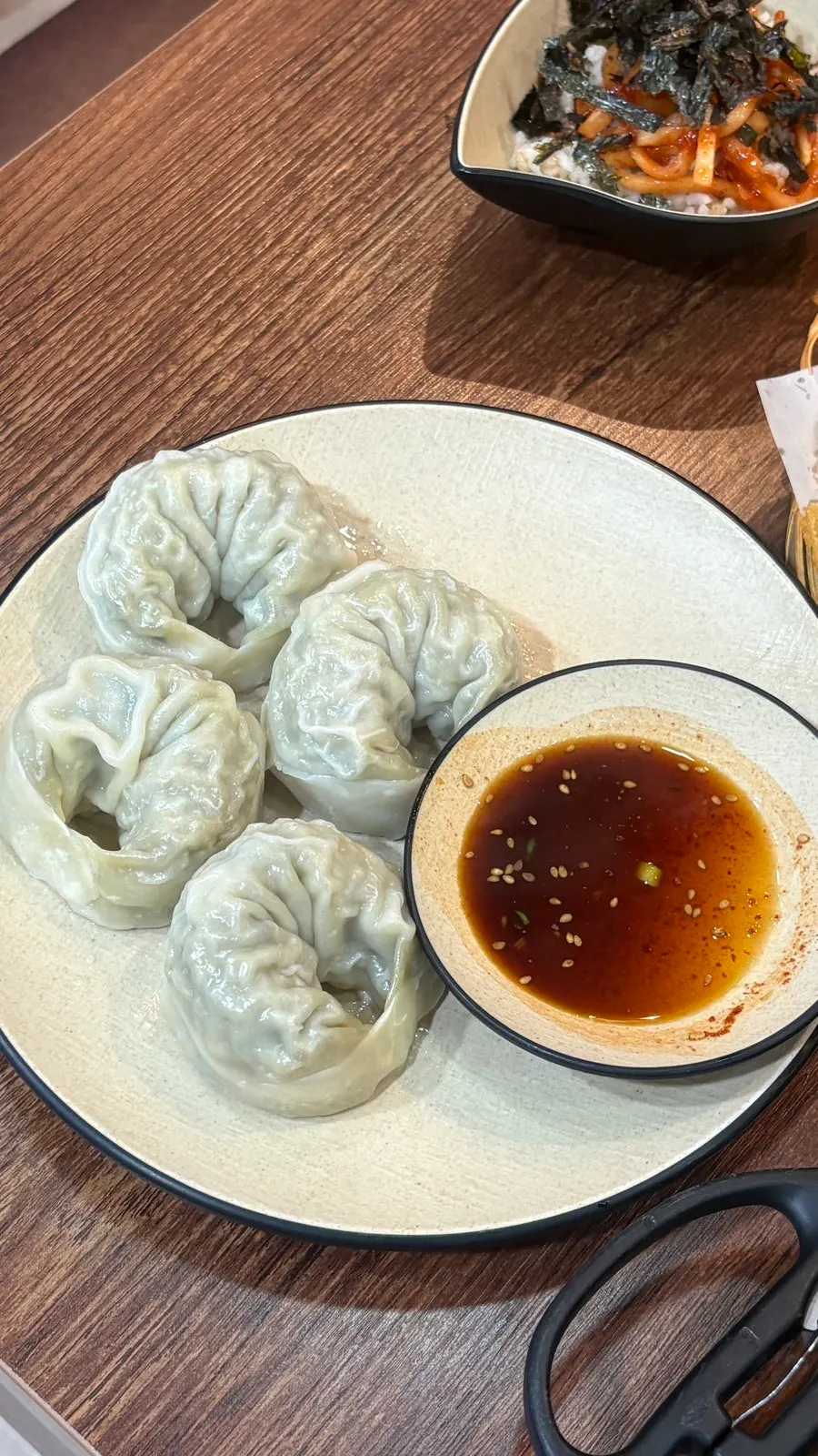 장칼국수와 곁들이는 고기 왕만두