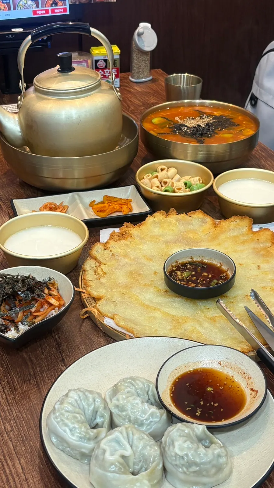 장칼국수와 감자전으로 차린 식사