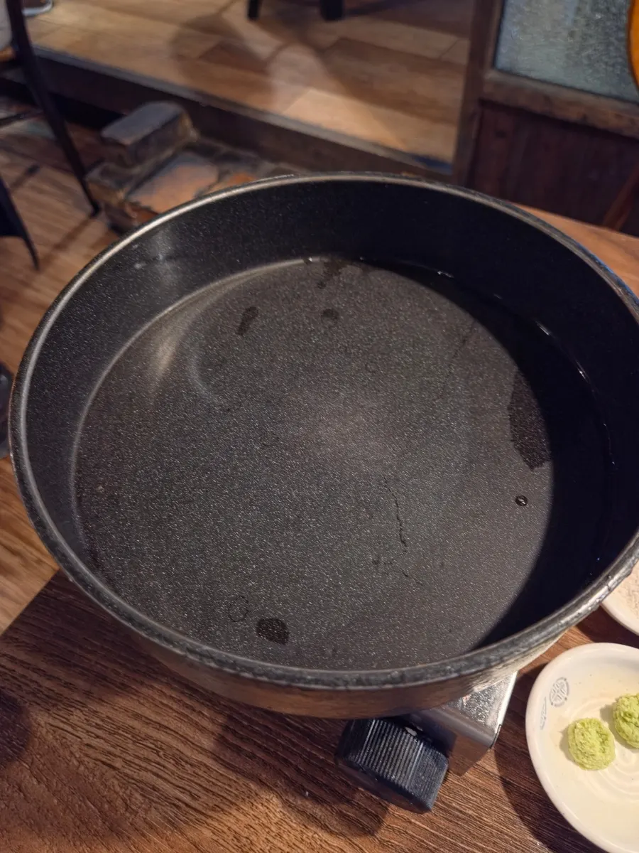 고기 주문 후 준비된 라비옥 불판
