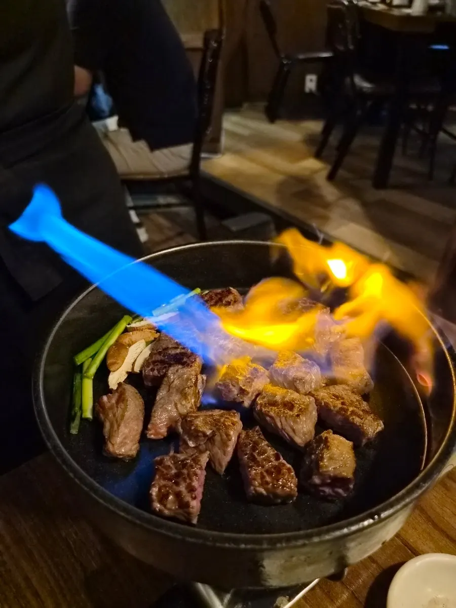 불판에서 자르는 진갈비 로스구이