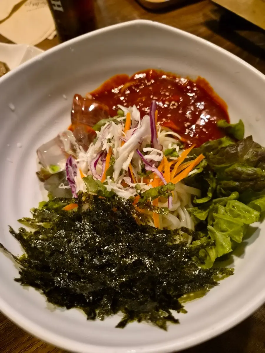 연하게 구워진 양념 갈비 한 점