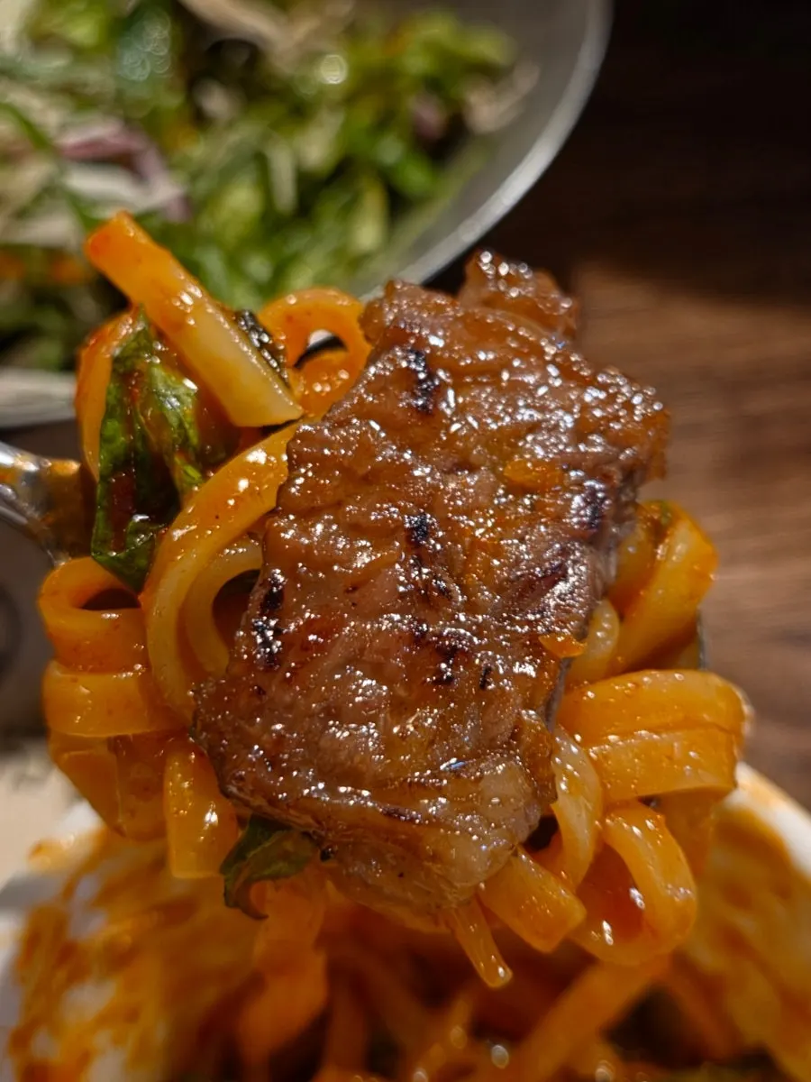 양념구이와 함께 먹는 비빔 칼국수