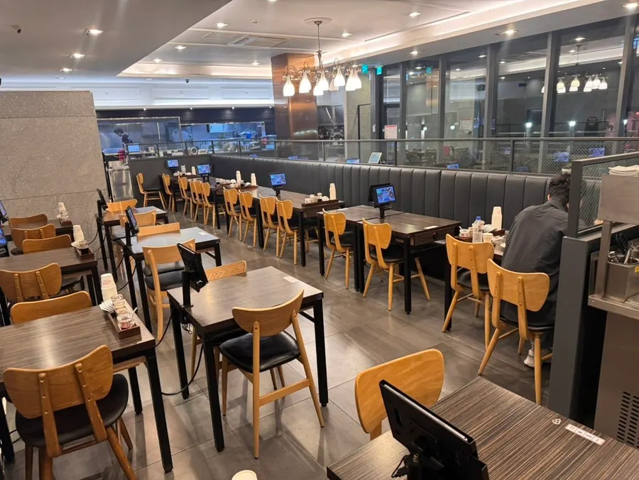 Interior of Jjamppong Jijon Yeoksam Branch with wide table spacing