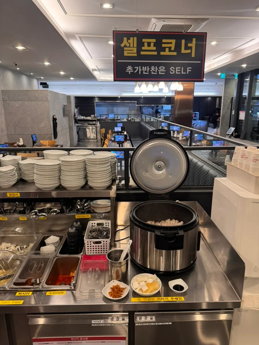 Seating suitable for both solo dining and dates