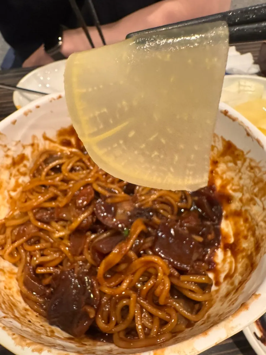 Jumbo jjajangmyeon that stays light even to the last bite