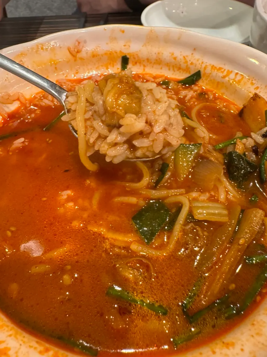 Alternating bites of jjamppong broth and noodles