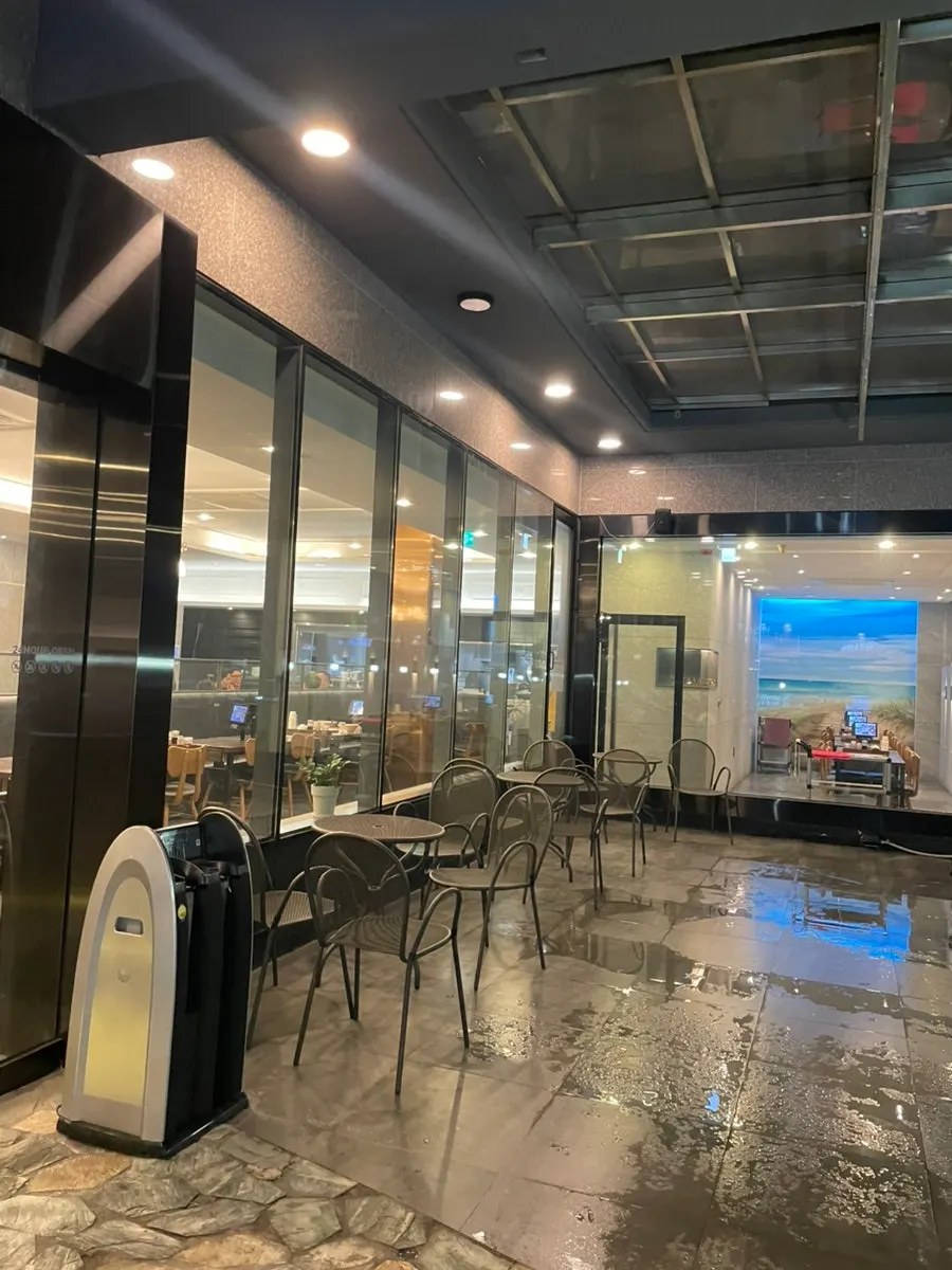 Spacious dining hall inside Jjamppong Jijon Yeoksam Branch