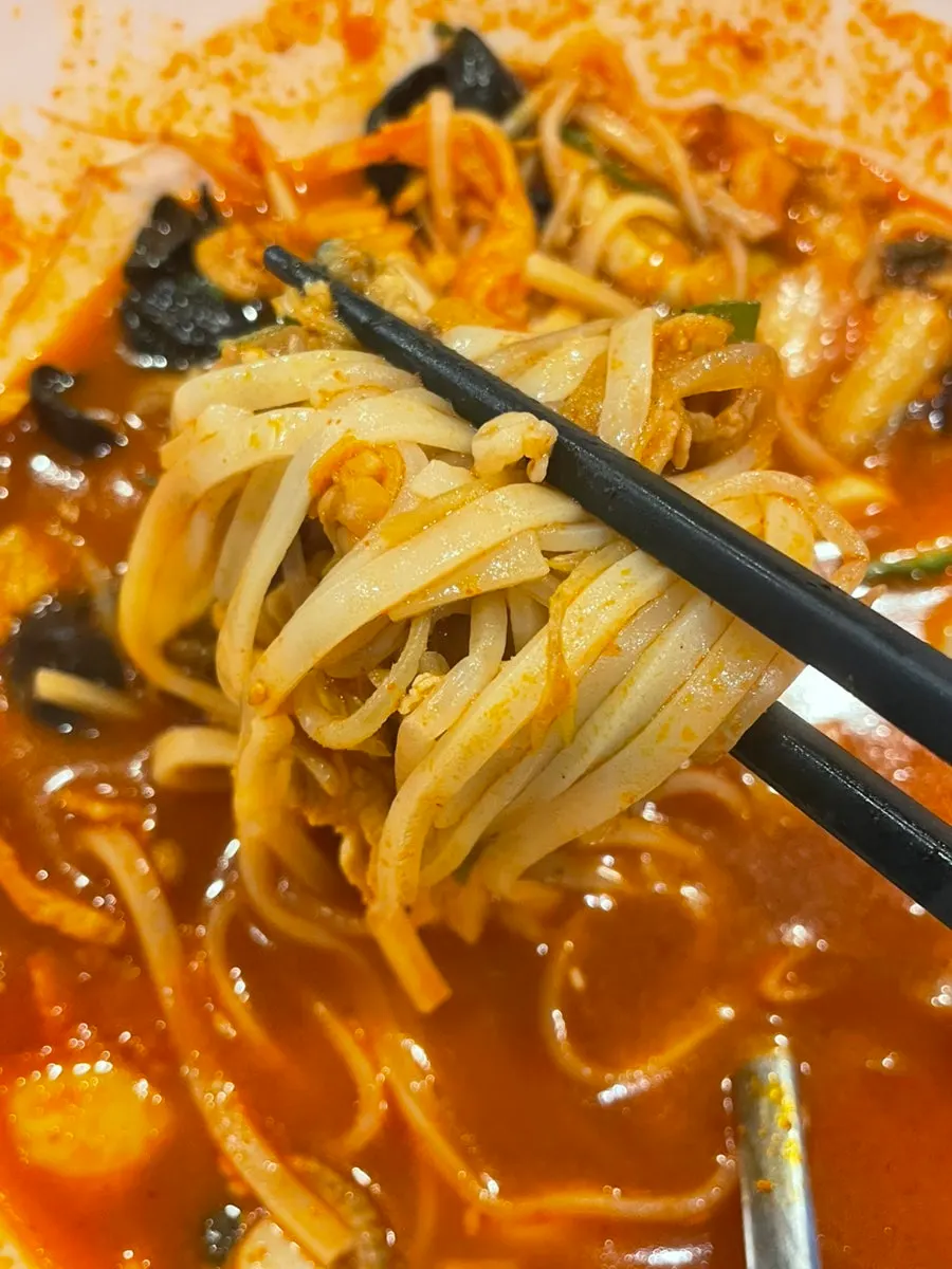 Rice-noodle jjamppong showing its soft noodles