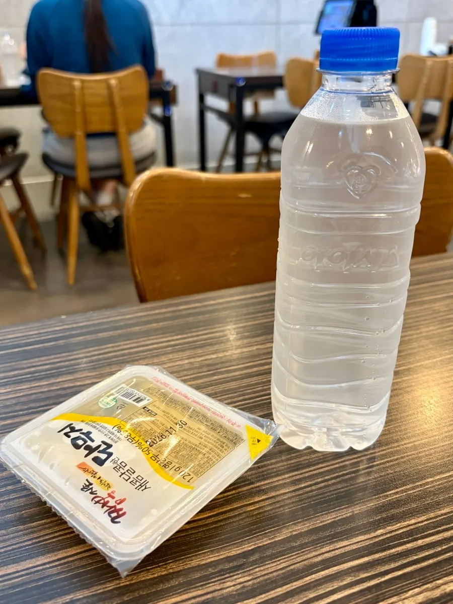테이블에 놓인 단무지와 물