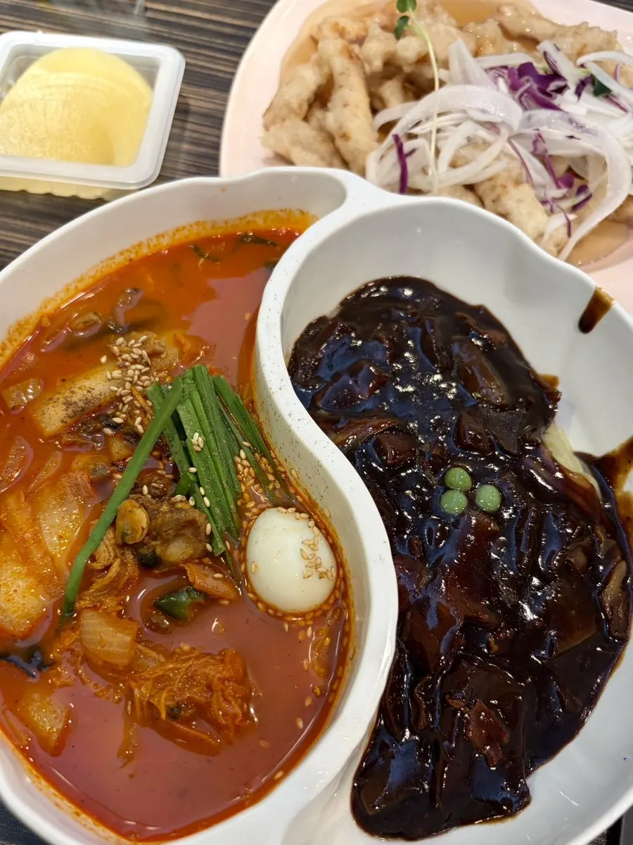 후식 음료가 준비된 셀프바 코너