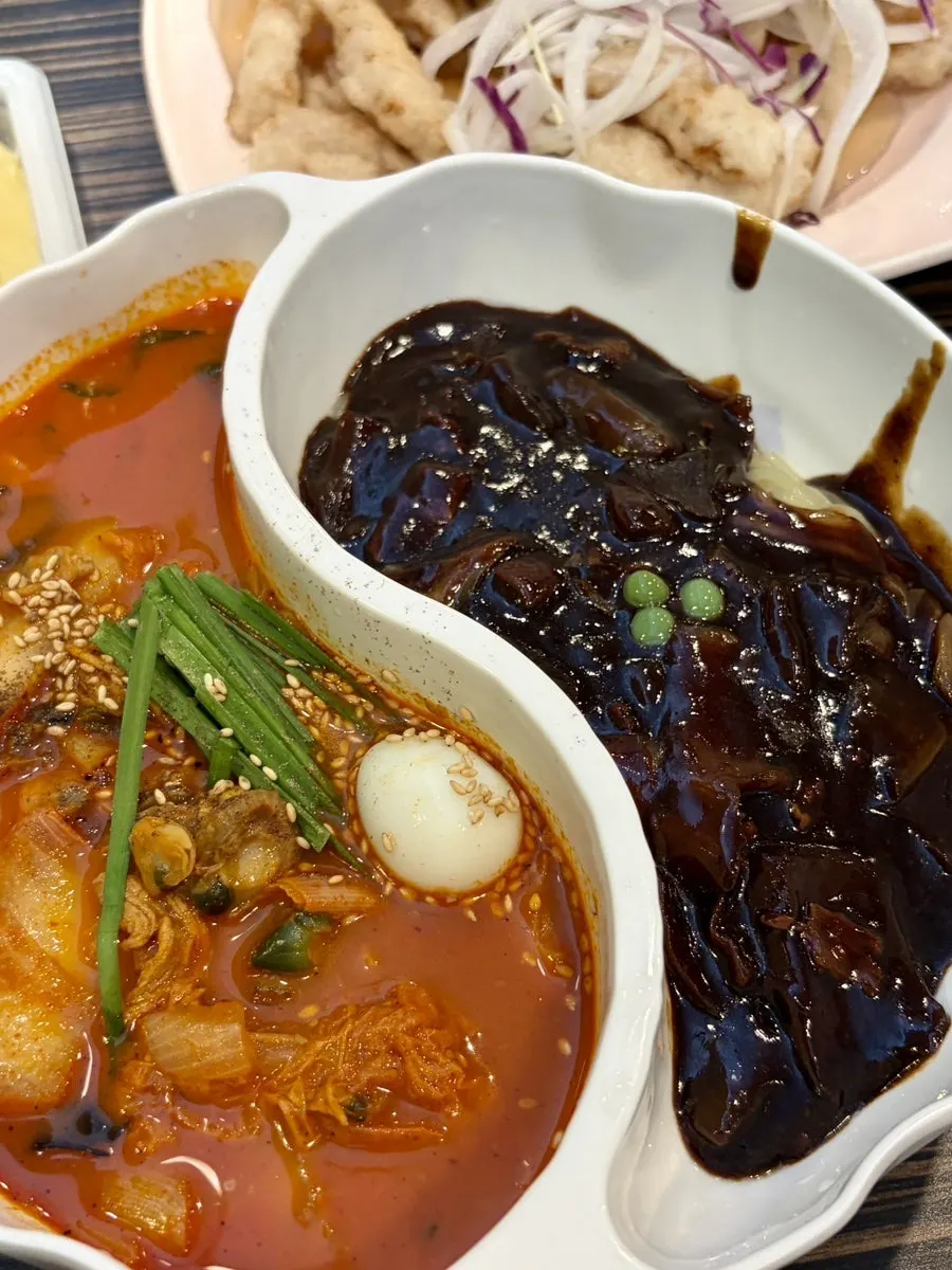 주문한 찹쌀탕수육과 짬짜면 한 상