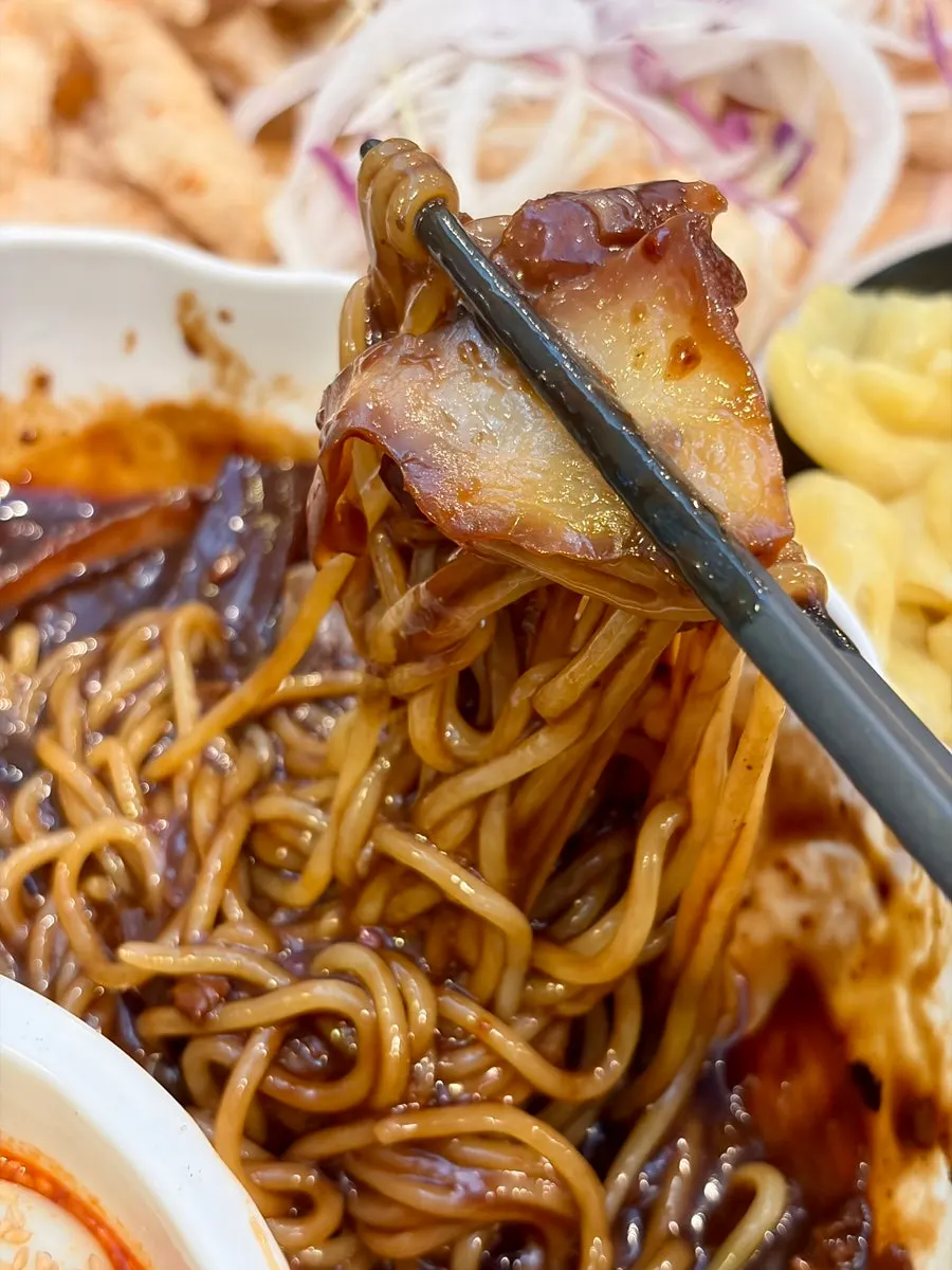 고기와 야채가 푸짐한 짜장면 면발