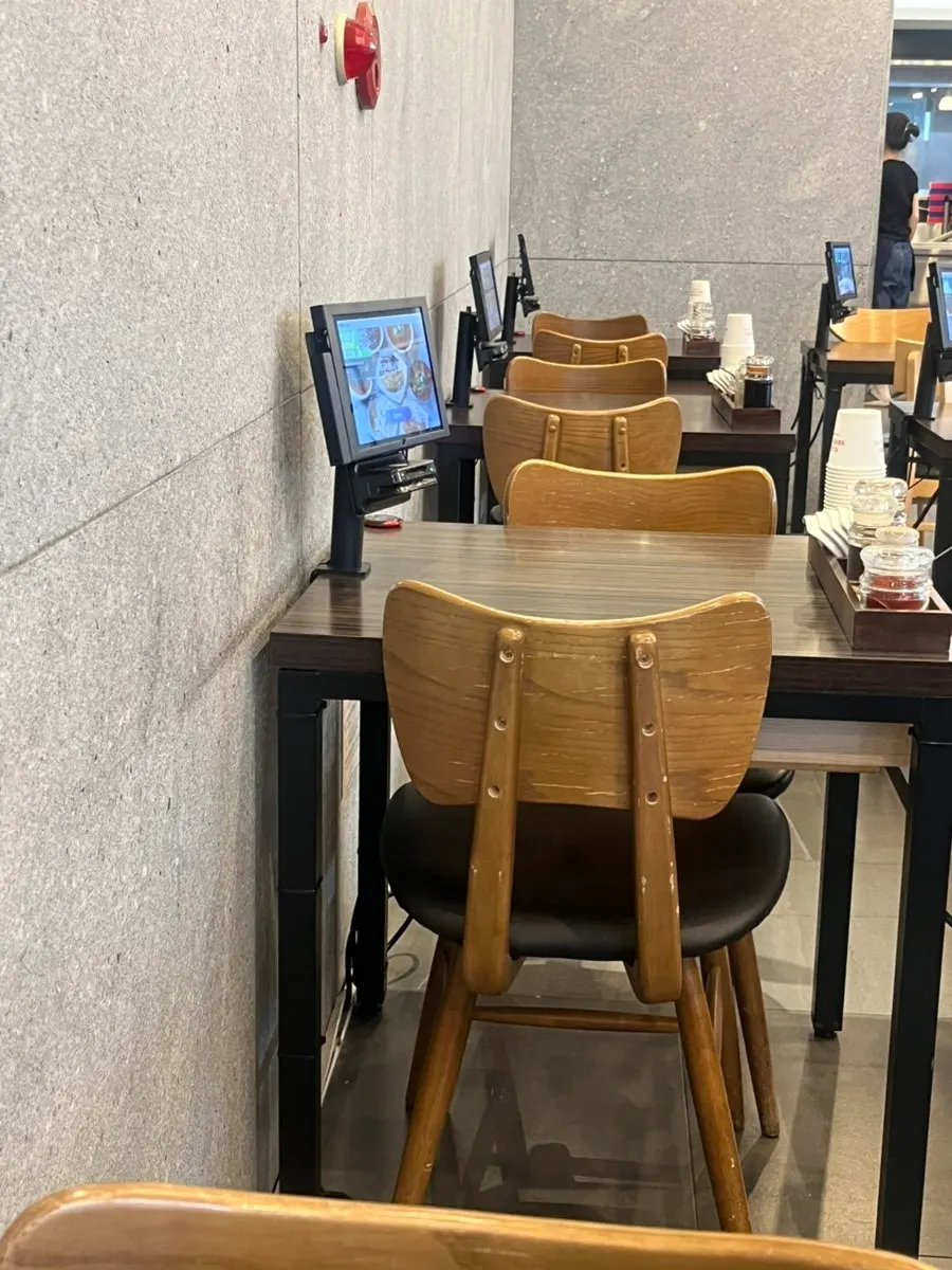 Spacious dining hall and tables at Jjamppong Jijon Yeoksam Branch