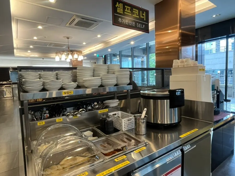 Interior of Jjamppong Jijon Yeoksam Branch with solo seating