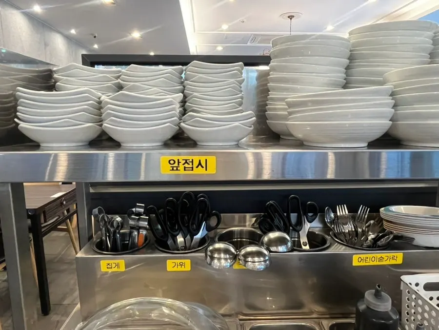 Group tables and dining hall view at Jjamppong Jijon Yeoksam Branch