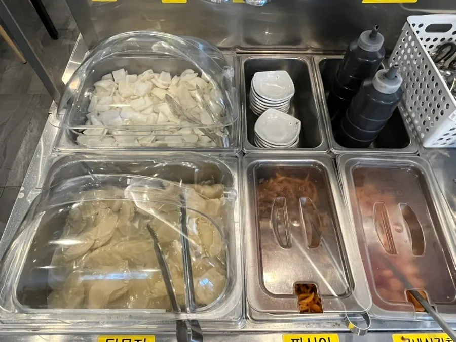 Seating layout inside Jjamppong Jijon Yeoksam Branch