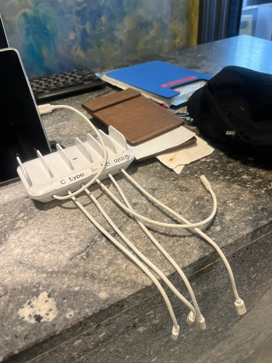 Counter equipped with charging cables