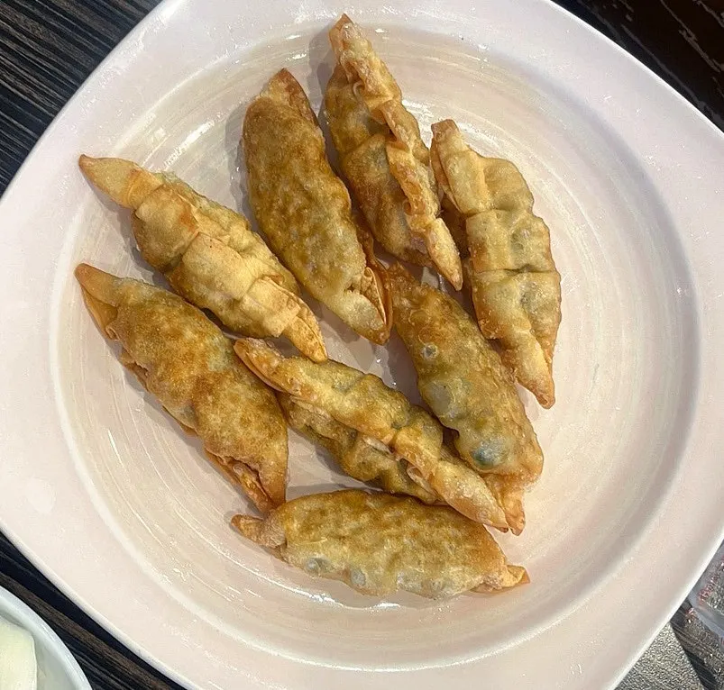 Eight pieces of freshly fried mandu