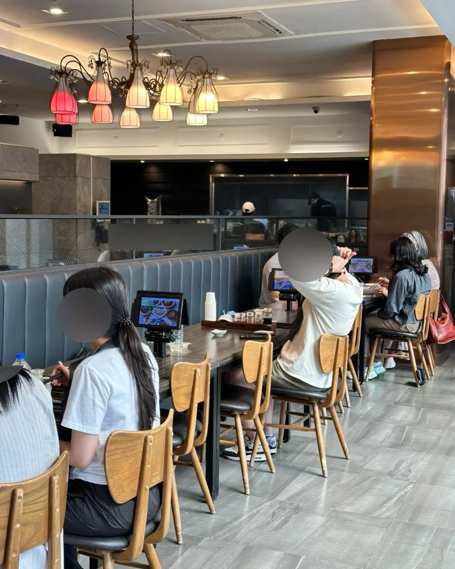 Spacious dining hall seating at Jjamppong Jijon Yeoksam Branch