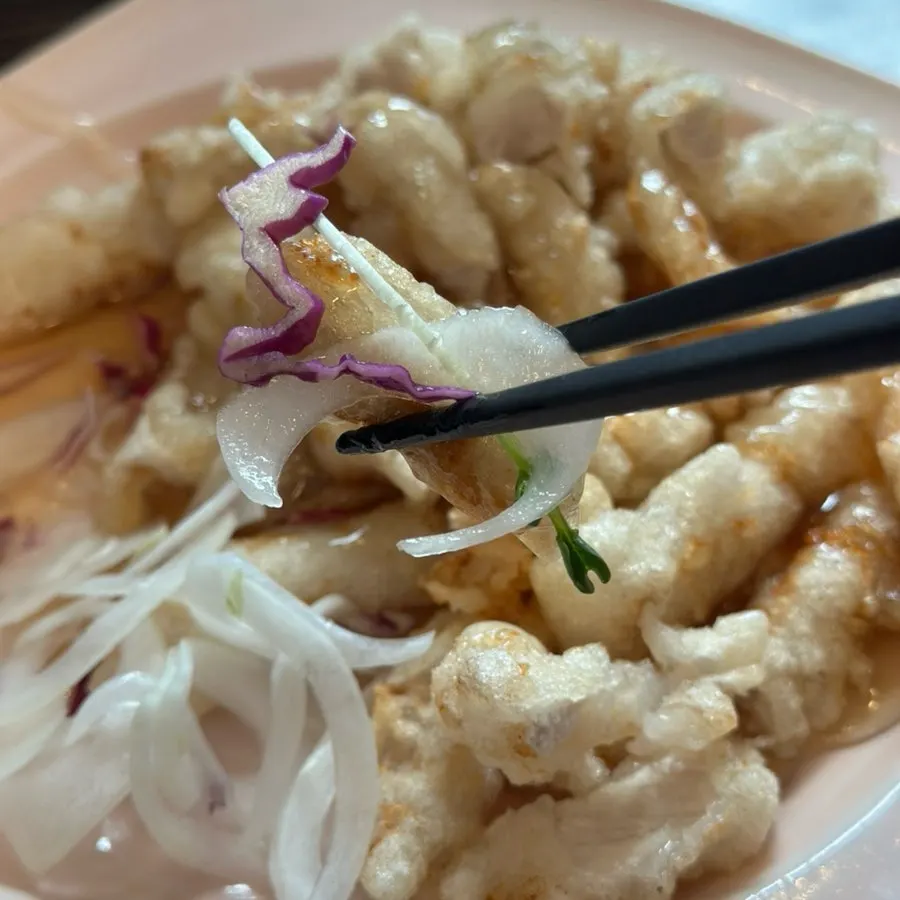 Glutinous rice sweet and sour pork and onion, cut up with scissors
