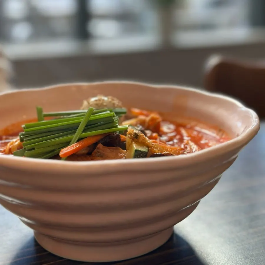 A bowl of jjamppong jijon basic flavor topped with chives