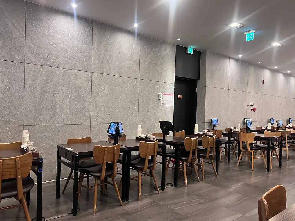 Self-serve bar set up in the middle of the restaurant
