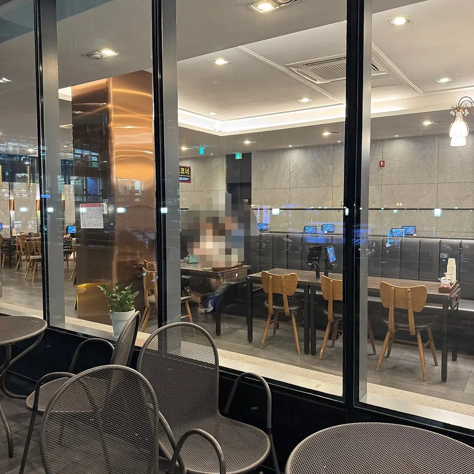 Exterior of Jjamppong Jijon Yeoksam Branch in the Teheran-ro alley