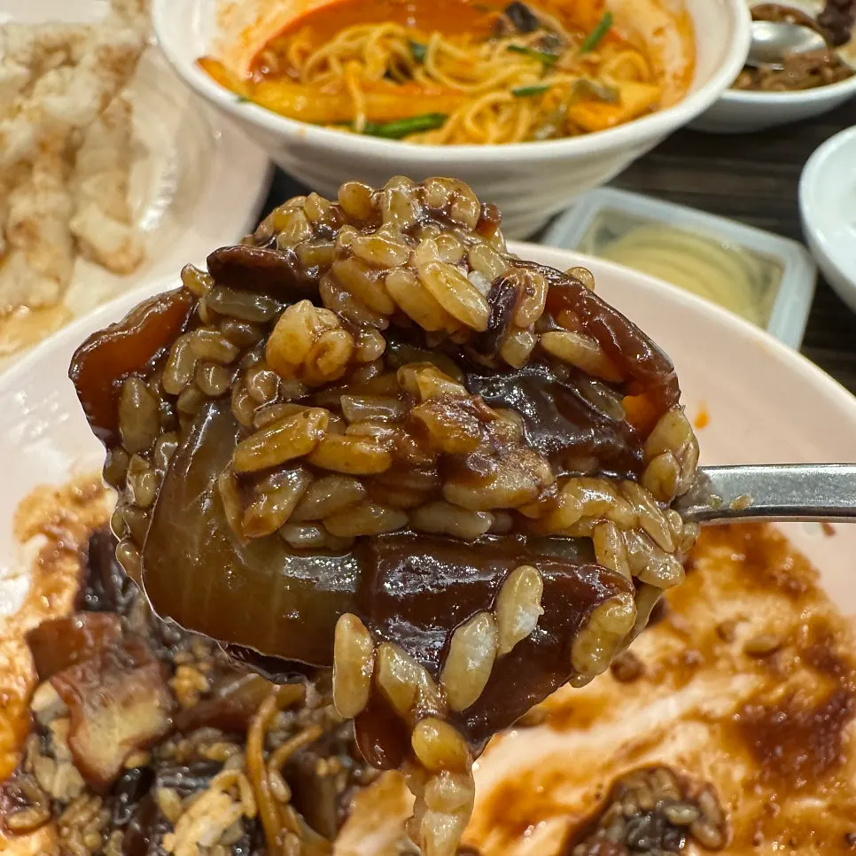 Bowl of rice mixed with leftover jjajang sauce