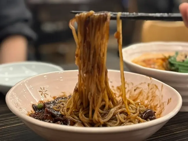 비벼낸 짜장면의 쫄깃한 면발
