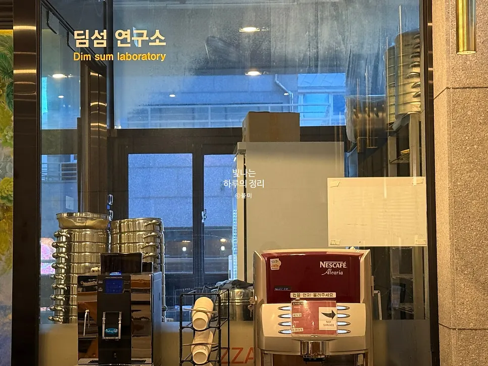 짬뽕지존 역삼점 넓은 홀과 오픈 키친