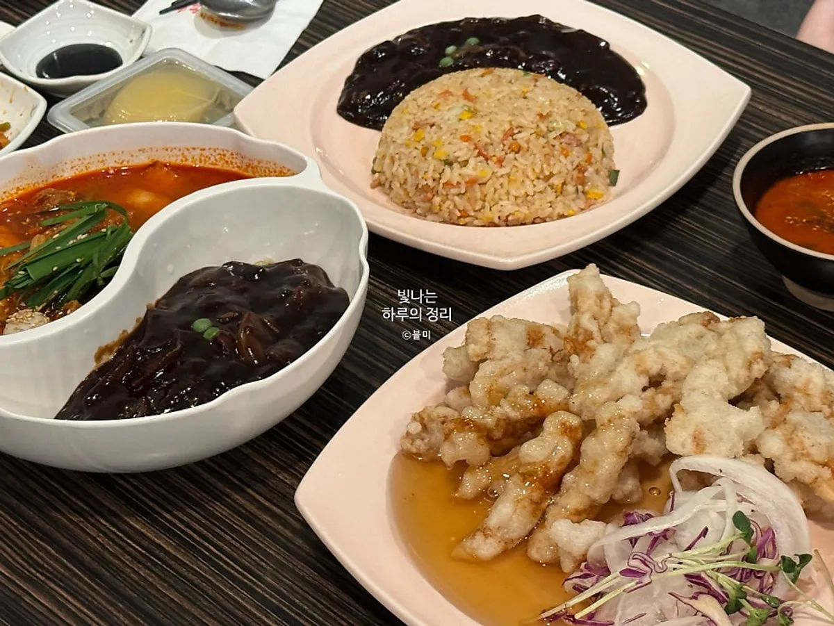짬짜면과 찹쌀탕수육 게살볶음밥 한 상