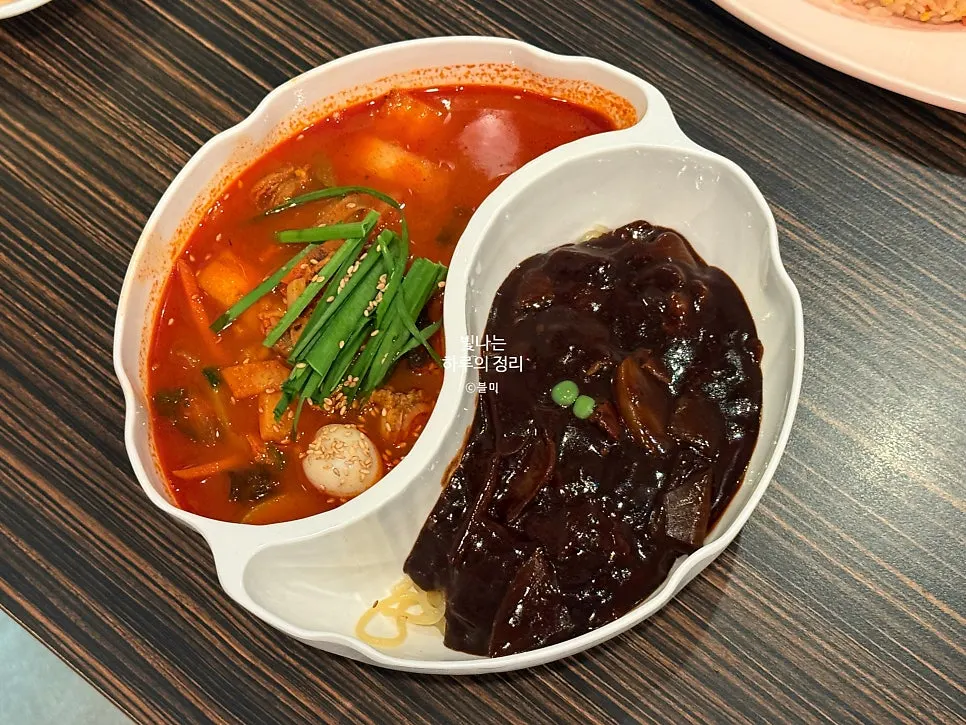 빠르게 차려진 중식 세 가지 메뉴