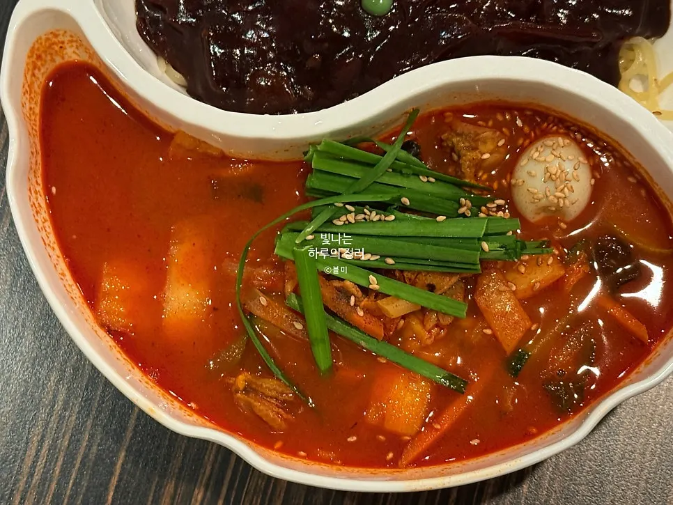 조개와 메추리알이 든 짬뽕 쪽 클로즈업