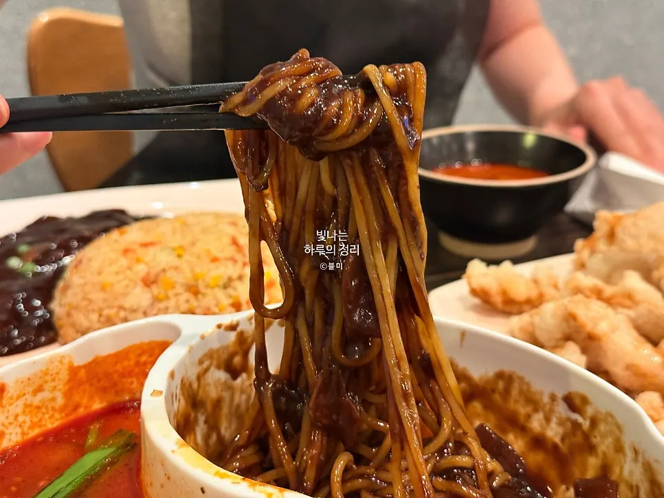 짬짜면 짜장면 쪽을 비비는 모습