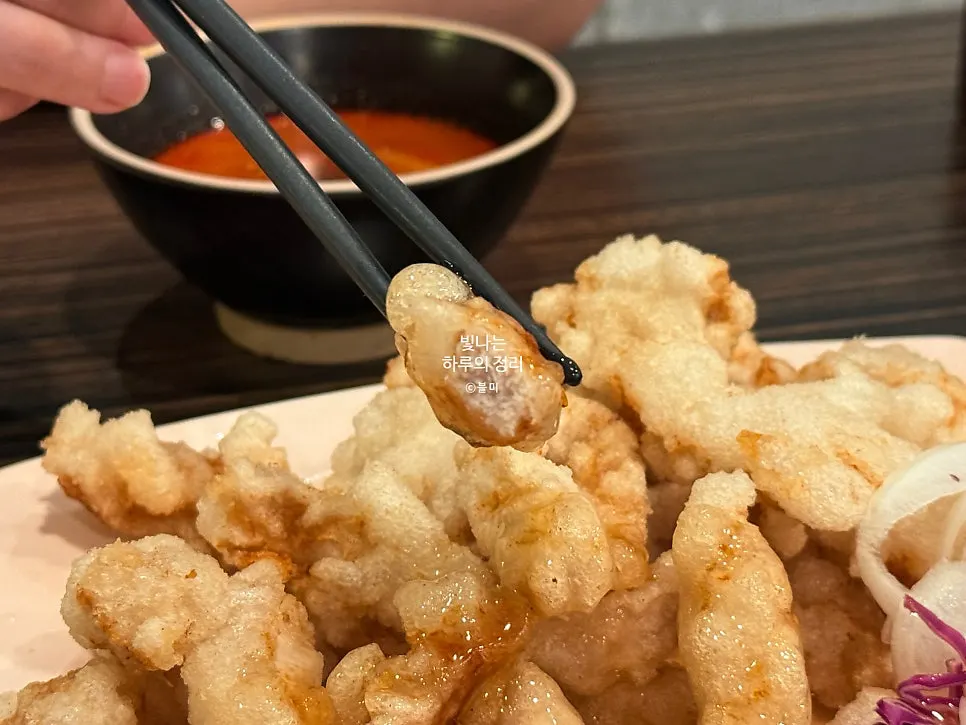 소스가 한쪽에 부어진 찹쌀탕수육 소자