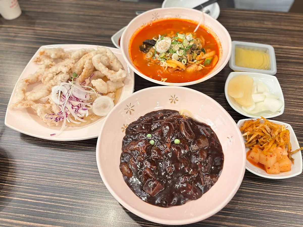 A bowl of rice-noodle jjamppong at Jjamppong Jijon Yeoksam Branch